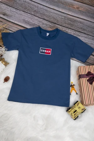 تي شيرت ولادي أنيق لون كحلي بكتابات من الأمام باللون الأبيض و الأحمر