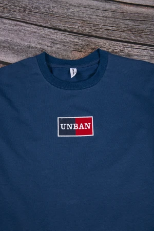 تي شيرت ولادي أنيق لون كحلي بكتابات من الأمام باللون الأبيض و الأحمر