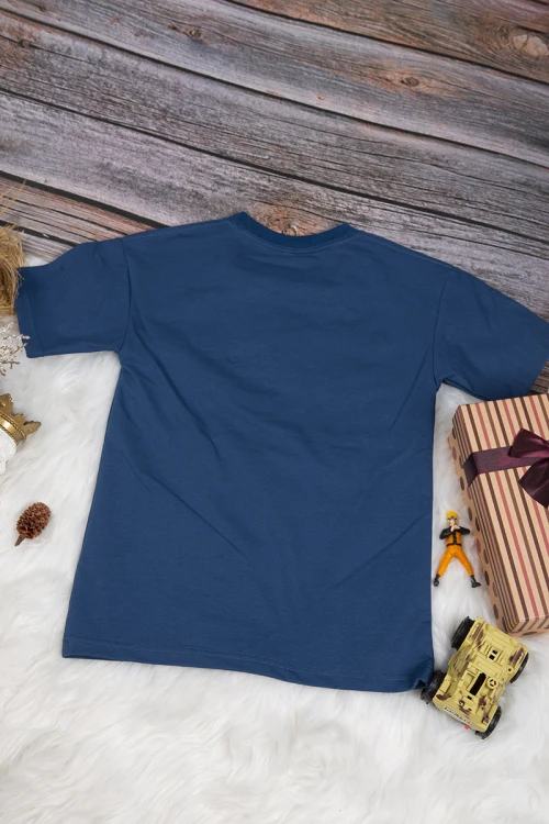 تي شيرت ولادي أنيق لون كحلي بكتابات من الأمام باللون الأبيض و الأحمر