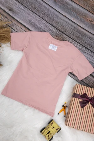 تي شيرت ولادي أنيق لون وردي بكتابات من الأمام باللون الأبيض 