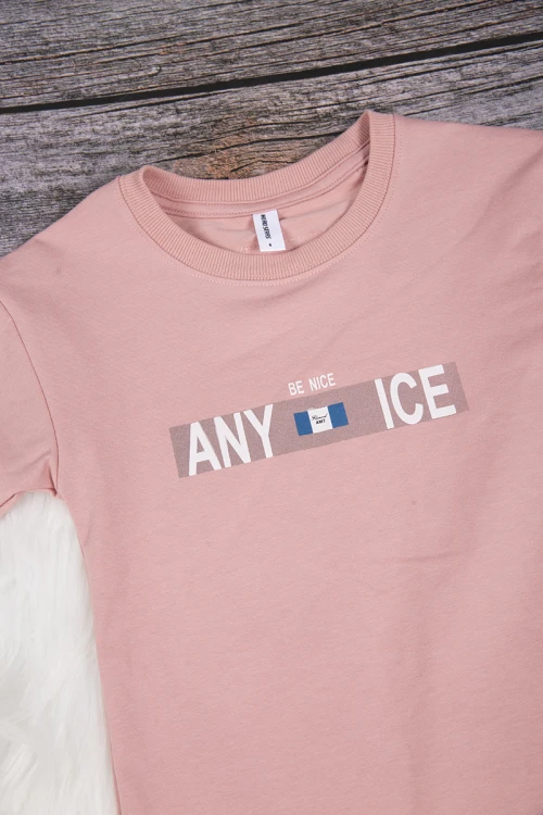 تي شيرت ولادي أنيق لون وردي بكتابات من الأمام باللون الأبيض