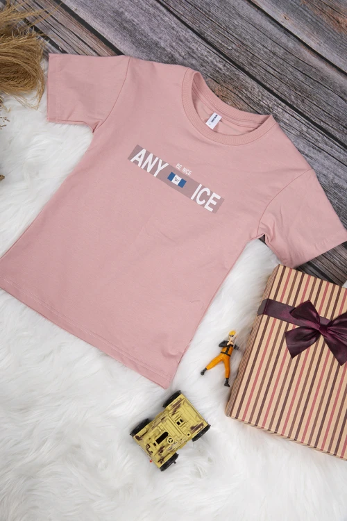 تي شيرت ولادي أنيق لون وردي بكتابات من الأمام باللون الأبيض