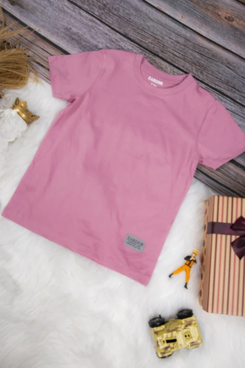 تي شيرت ولادي أنيق لون وردي بكتابات من الأمام باللون الأبيض