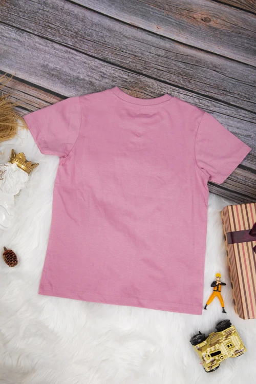 تي شيرت ولادي أنيق لون وردي بكتابات من الأمام باللون الأبيض