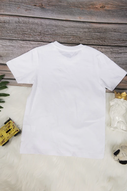 تي شيرت ولادي أنيق لون ابيض  برسمة باللون الاسود