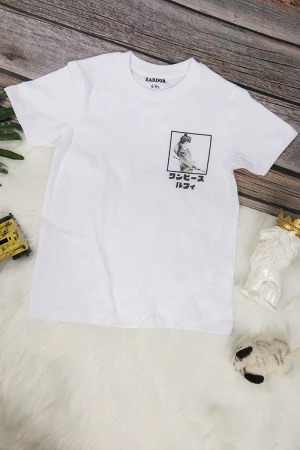 تي شيرت ولادي أنيق لون ابيض  برسمة باللون الاسود 