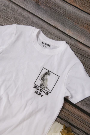 تي شيرت ولادي أنيق لون ابيض  برسمة باللون الاسود 