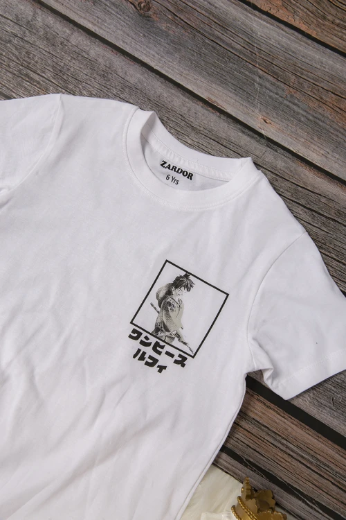 تي شيرت ولادي أنيق لون ابيض  برسمة باللون الاسود