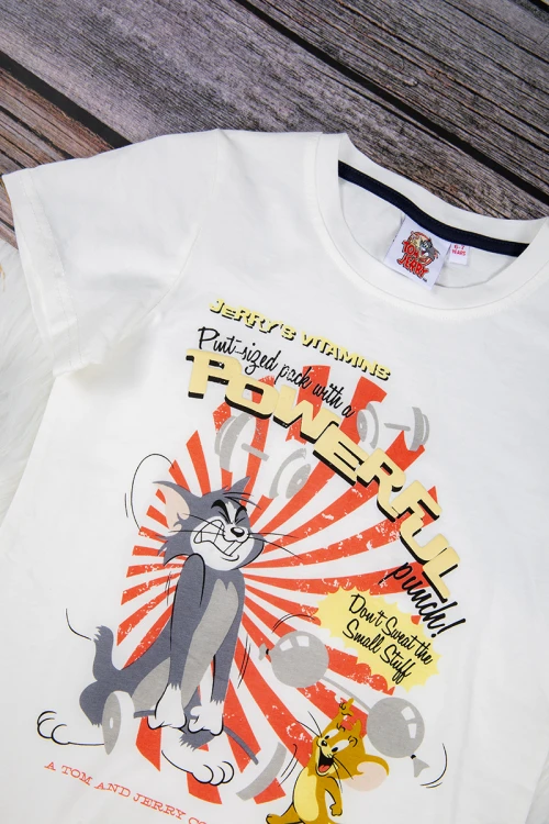 طقم ولادي قطعتين أنيق  تي شيرت لون أبيض برسومات من الأمام و شورت أسود قصير برباط على الخصر