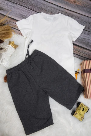 طقم ولادي قطعتين أنيق  تي شيرت لون أبيض برسومات من الأمام و شورت أسود قصير برباط على الخصر