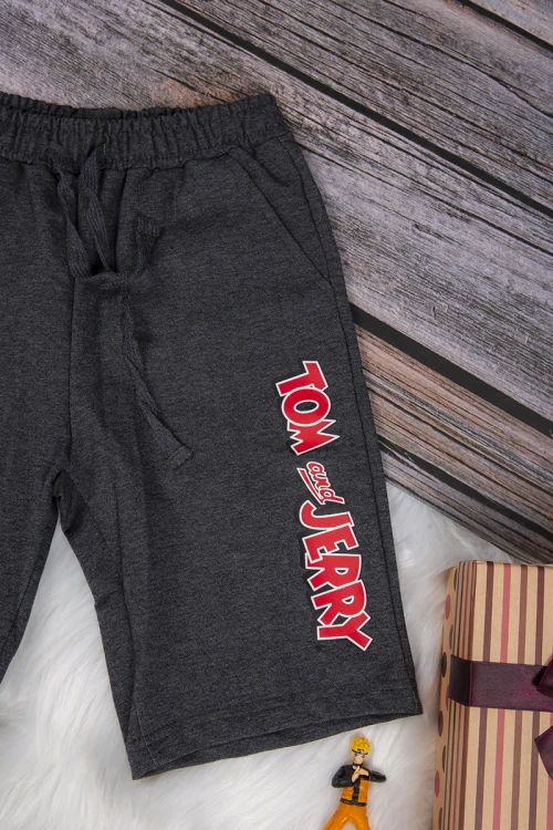 طقم ولادي قطعتين أنيق  تي شيرت لون أبيض برسومات من الأمام و شورت أسود قصير برباط على الخصر