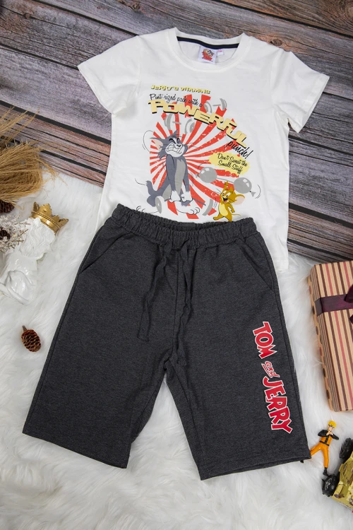 طقم ولادي قطعتين أنيق  تي شيرت لون أبيض برسومات من الأمام و شورت أسود قصير برباط على الخصر