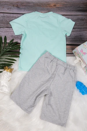 طقم ولادي قطعتين أنيق تي شيرت لون سماوي برسومات من الأمام و شورت رمادي قصير برباط على الخصر