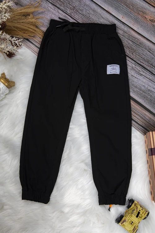 طقم ولادي قطعتين أنيق تي شيرت لون بيج بكتابات من الأمام وبنطلون أسود طويل برباط على الخصر