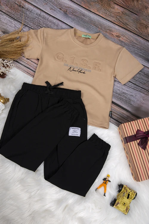 طقم ولادي قطعتين أنيق تي شيرت لون بيج بكتابات من الأمام وبنطلون أسود طويل برباط على الخصر