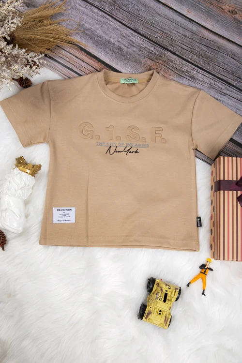 طقم ولادي قطعتين أنيق تي شيرت لون بيج بكتابات من الأمام وبنطلون أسود طويل برباط على الخصر