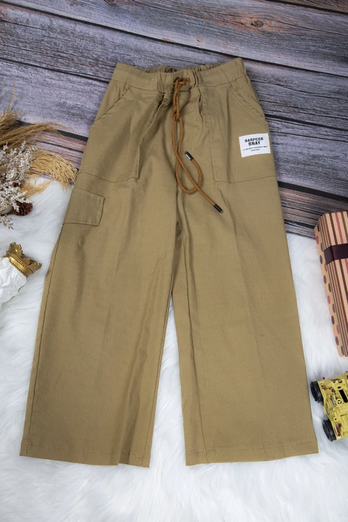 طقم ولادي قطعتين أنيق تي شيرت لون أسود بلوقو من الأمام وبنطلون بيج واسع طويل برباط على الخصر