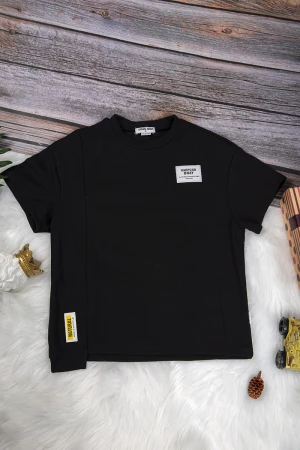 طقم ولادي قطعتين أنيق تي شيرت لون أسود بلوقو من الأمام وبنطلون بيج واسع طويل برباط على الخصر