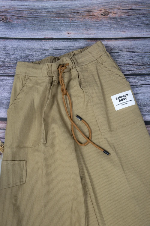 طقم ولادي قطعتين أنيق تي شيرت لون أسود بلوقو من الأمام وبنطلون بيج واسع طويل برباط على الخصر