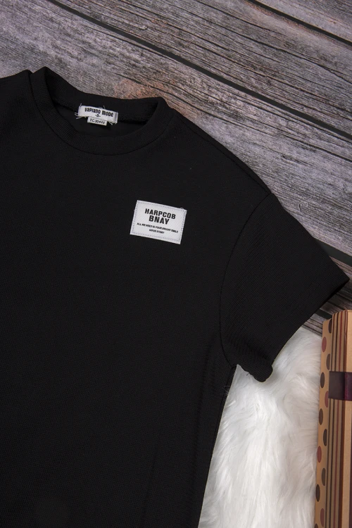 طقم ولادي قطعتين أنيق تي شيرت لون أسود بلوقو من الأمام وبنطلون بيج واسع طويل برباط على الخصر