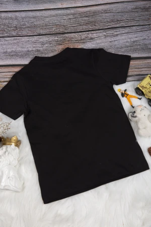 تي شيرت ولادي أنيق لون أسود بكتابات من الأمام باللون الأبيض و الأحمر