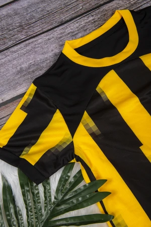 طقم ولادي رياضي اتحادي أنيق قطعتين تي شيرت لون أصفر و أسود و شورت لون أسود  قصير 