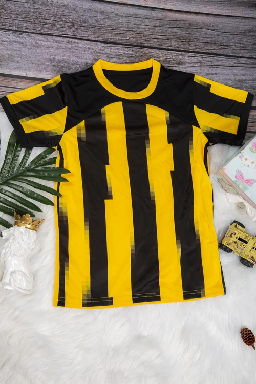 طقم ولادي رياضي اتحادي أنيق قطعتين تي شيرت لون أصفر و أسود و شورت لون أسود  قصير
