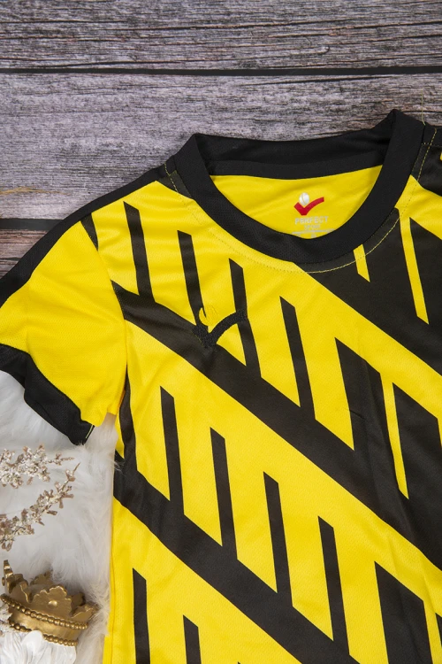 تي شيرت ولادي رياضي اتحادي أنيق لون أصفر أسود  وشعار من الأمام