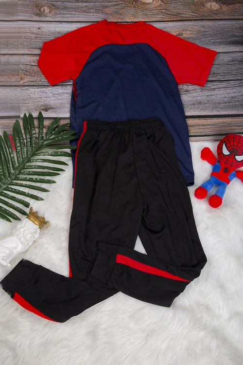 طقم ولادي رياضي قطعتين تي شيرت لون احمر وكحلي أكمام قصيرة وبنطلون أسود بخطوط أحمر بمطاط من الخصر