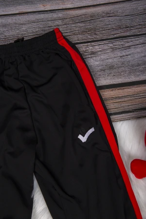 طقم ولادي رياضي قطعتين تي شيرت لون احمر وكحلي أكمام قصيرة وبنطلون أسود بخطوط أحمر بمطاط من الخصر 