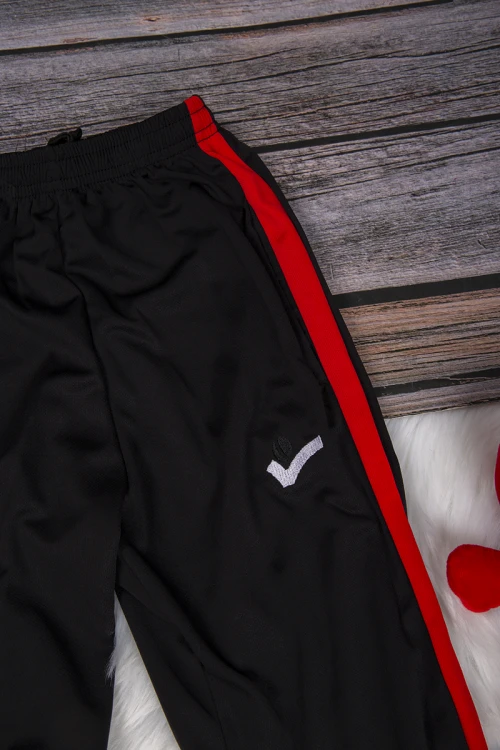 طقم ولادي رياضي قطعتين تي شيرت لون احمر وكحلي أكمام قصيرة وبنطلون أسود بخطوط أحمر بمطاط من الخصر