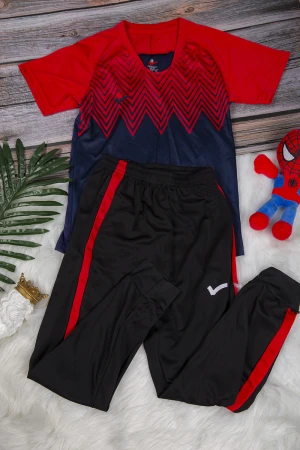 طقم ولادي رياضي قطعتين تي شيرت لون احمر وكحلي أكمام قصيرة وبنطلون أسود بخطوط أحمر بمطاط من الخصر 