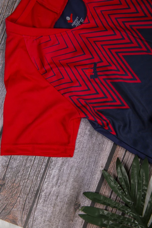 طقم ولادي رياضي قطعتين تي شيرت لون احمر وكحلي أكمام قصيرة وبنطلون أسود بخطوط أحمر بمطاط من الخصر