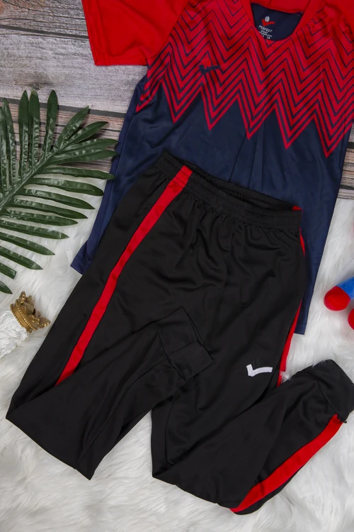 طقم ولادي رياضي قطعتين تي شيرت لون احمر وكحلي أكمام قصيرة وبنطلون أسود بخطوط أحمر بمطاط من الخصر