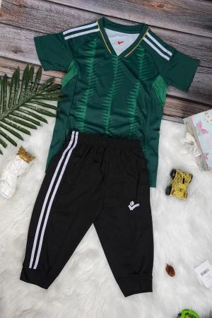 طقم ولادي رياضي قطعتين تي شيرت لون أخضر أكمام قصيرة وبنطلون أسود بمطاط من الخصر 