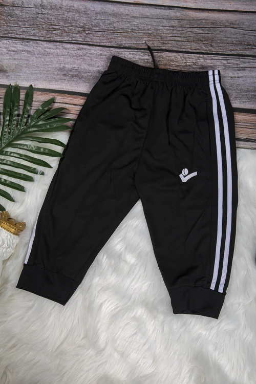 طقم ولادي رياضي قطعتين تي شيرت لون أخضر أكمام قصيرة وبنطلون أسود بمطاط من الخصر