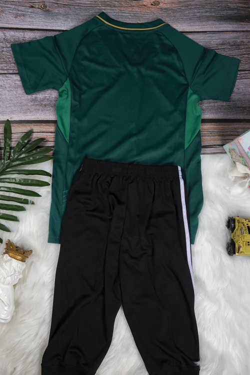طقم ولادي رياضي قطعتين تي شيرت لون أخضر أكمام قصيرة وبنطلون أسود بمطاط من الخصر