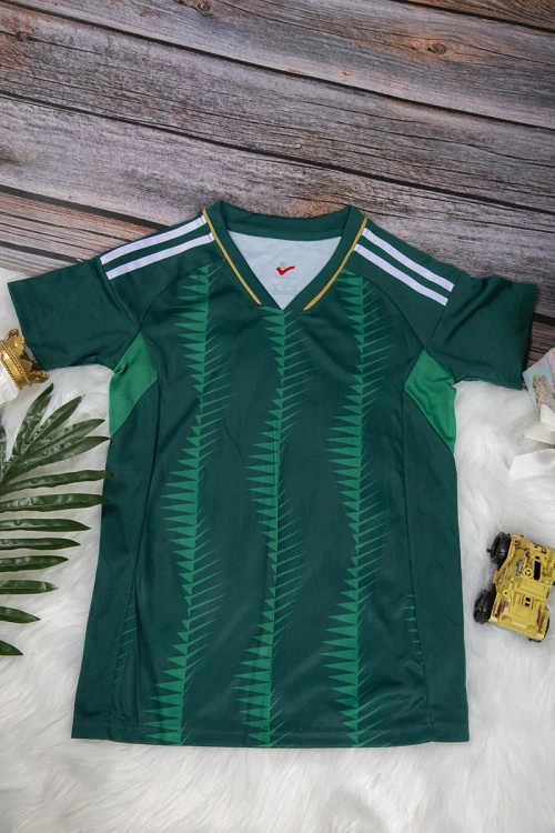 طقم ولادي رياضي قطعتين تي شيرت لون أخضر أكمام قصيرة وبنطلون أسود بمطاط من الخصر