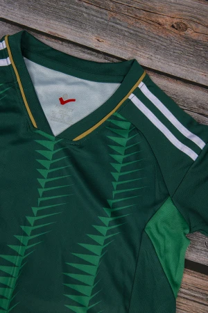 طقم ولادي رياضي قطعتين تي شيرت لون أخضر أكمام قصيرة وبنطلون أسود بمطاط من الخصر 