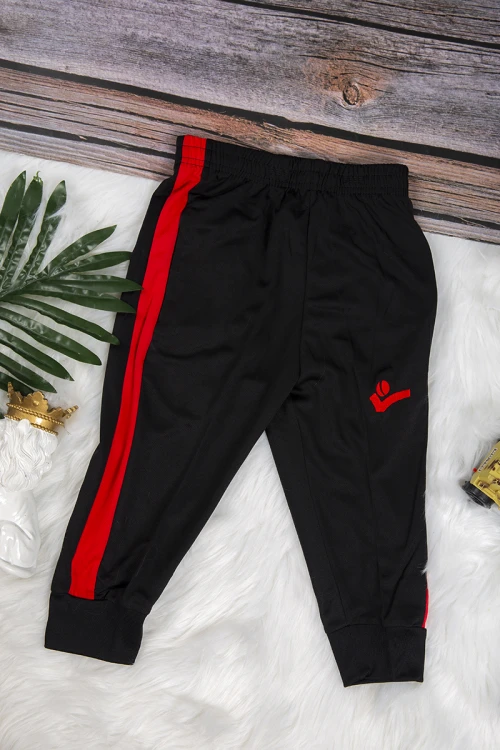 طقم ولادي رياضي قطعتين  تي شيرت أحمر بأكمام أزرق و أبيض و بنطلون أسود بمطاط من الخصر