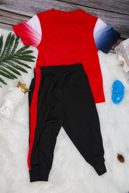 طقم ولادي رياضي قطعتين  تي شيرت أحمر بأكمام أزرق و أبيض و بنطلون أسود بمطاط من الخصر