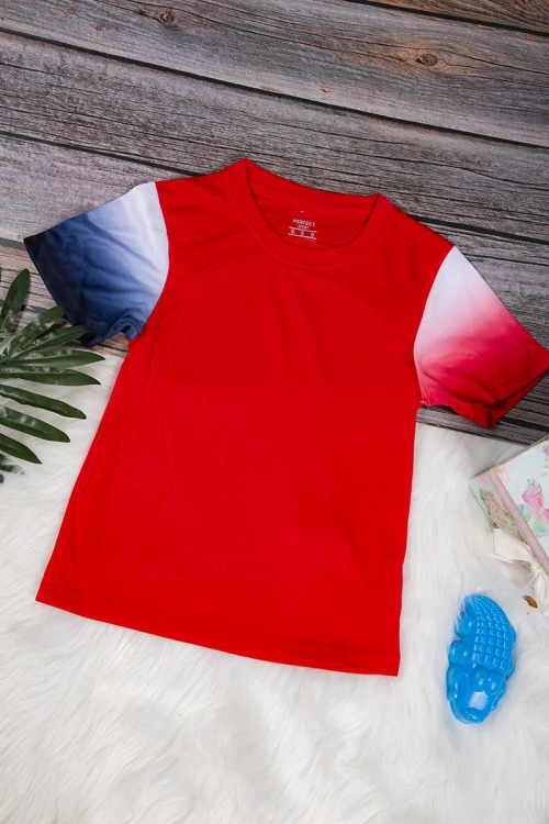 طقم ولادي رياضي قطعتين  تي شيرت أحمر بأكمام أزرق و أبيض و بنطلون أسود بمطاط من الخصر