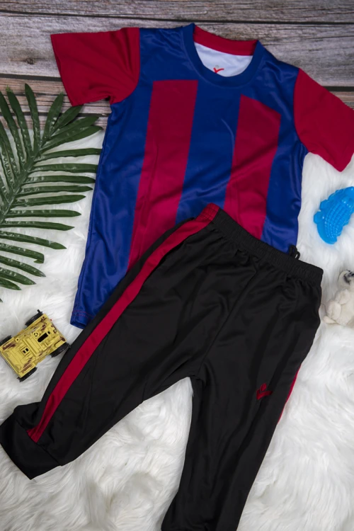 طقم ولادي رياضي قطعتين  تي شيرت أحمر بأكمام أزرق و أبيض و بنطلون أسود بمطاط من الخصر