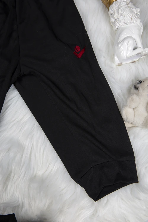 طقم ولادي رياضي قطعتين  تي شيرت أحمر بأكمام أزرق و أبيض و بنطلون أسود بمطاط من الخصر