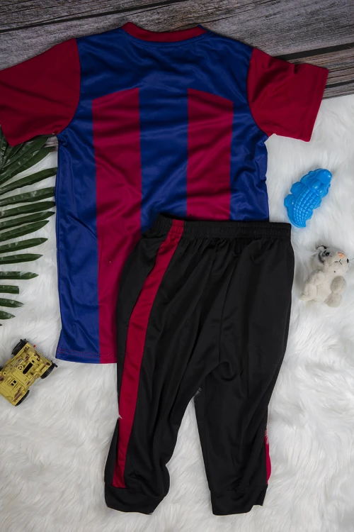 طقم ولادي رياضي قطعتين  تي شيرت أحمر بأكمام أزرق و أبيض و بنطلون أسود بمطاط من الخصر