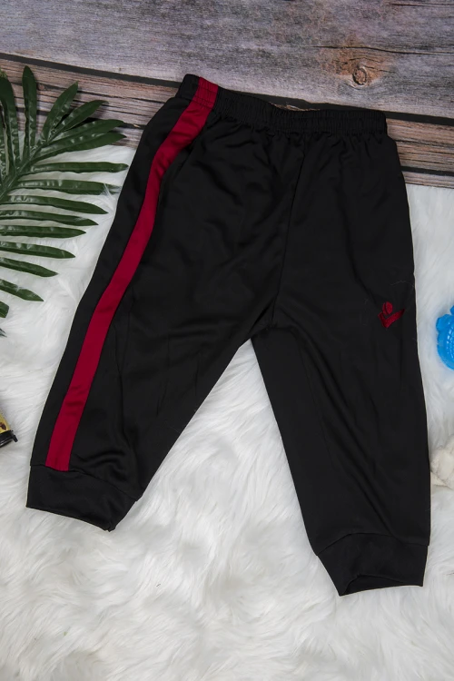 طقم ولادي رياضي قطعتين  تي شيرت أحمر بأكمام أزرق و أبيض و بنطلون أسود بمطاط من الخصر