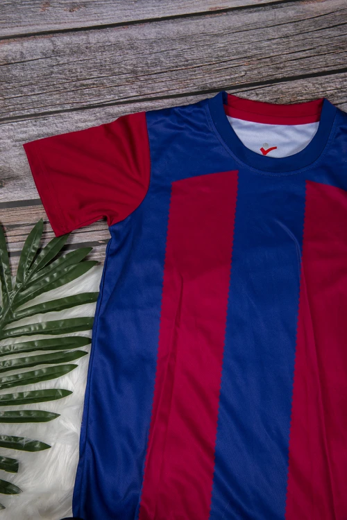 طقم ولادي رياضي قطعتين  تي شيرت أحمر بأكمام أزرق و أبيض و بنطلون أسود بمطاط من الخصر