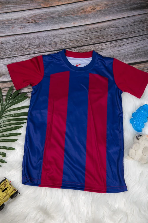 طقم ولادي رياضي قطعتين  تي شيرت أحمر بأكمام أزرق و أبيض و بنطلون أسود بمطاط من الخصر