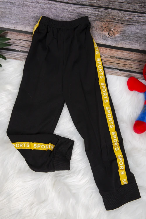 طقم ولادي رياضي قطعتين تي شيرت لون أصفر برسومات من الأمام و بنطلون أسود بمطاط من الخصر