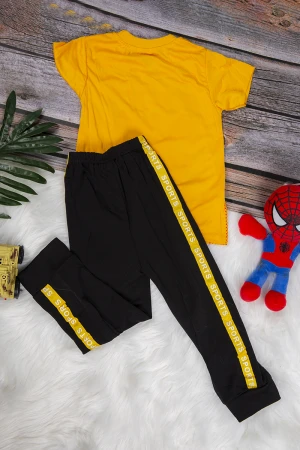 طقم ولادي رياضي قطعتين تي شيرت لون أصفر برسومات من الأمام و بنطلون أسود بمطاط من الخصر 